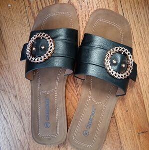 Black slipper sandals!.
